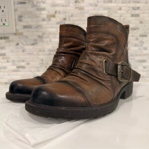 Earth Women’s Distressed Buckle Boots. Nearly New!